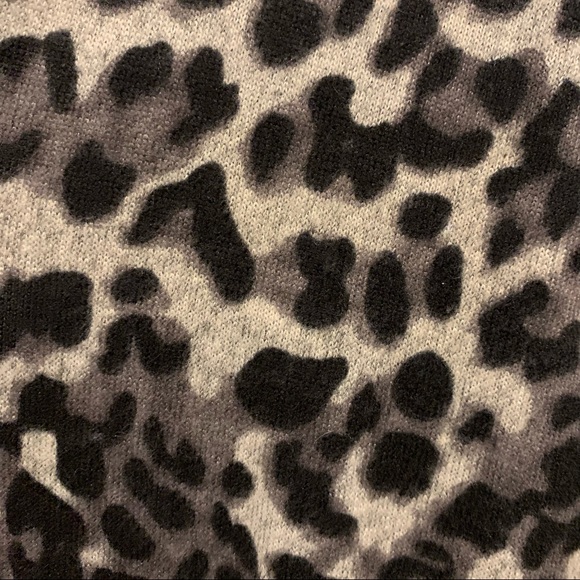 Do Everything in Love snow leopard cardigan. Women’s One Size. - Picture 5 of 5